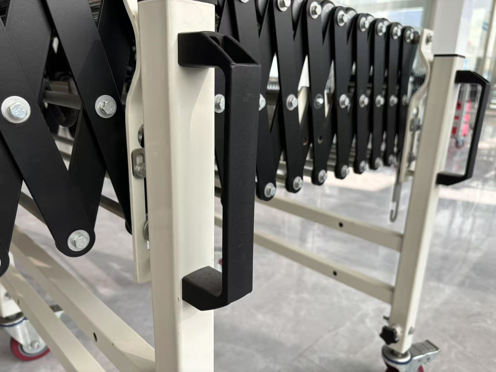 Mango de transportador de rodillos expandible flexible
