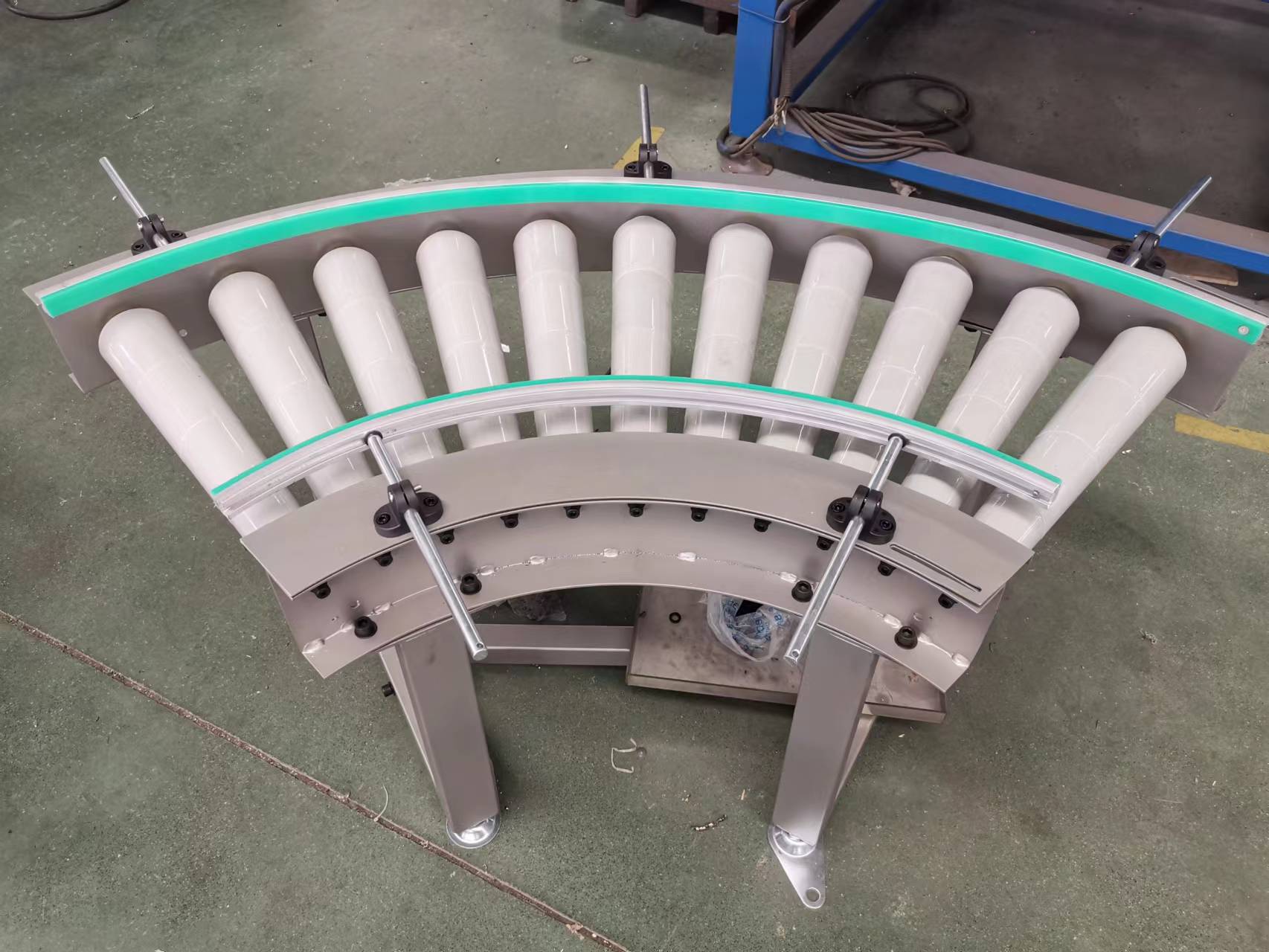 Transportador de rodillos curvo accionado por motor