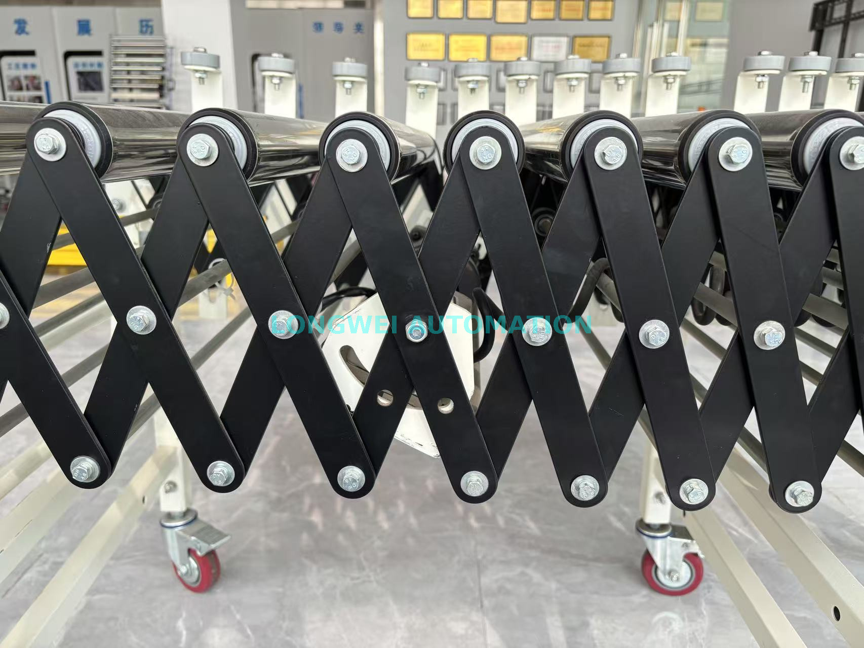 Transportador de rodillos expandible flexible motorizado 